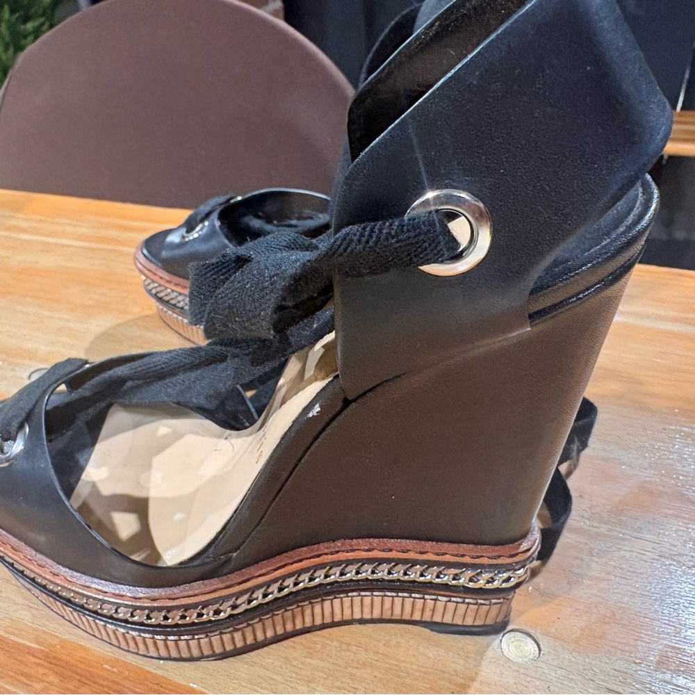 Christian Louboutin - Picture 10 of 10